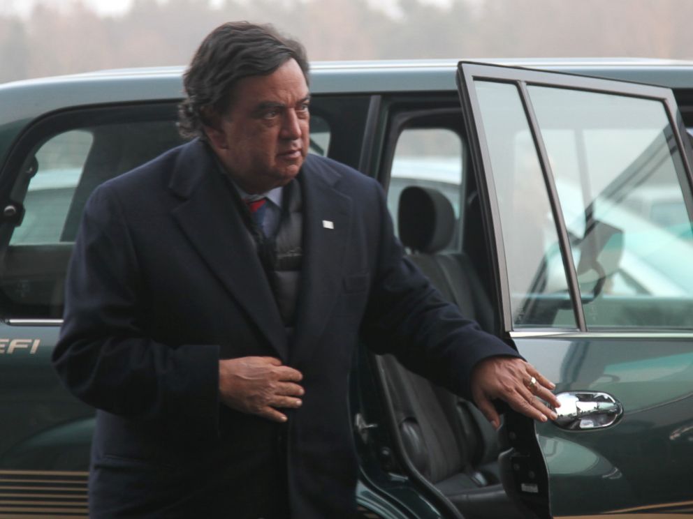PHOTO: Former New Mexico Gov. Bill Richardson arrives at Pyongyang international airport in Pyongyang, capital of North Korea, on Dec. 20, 2010.
