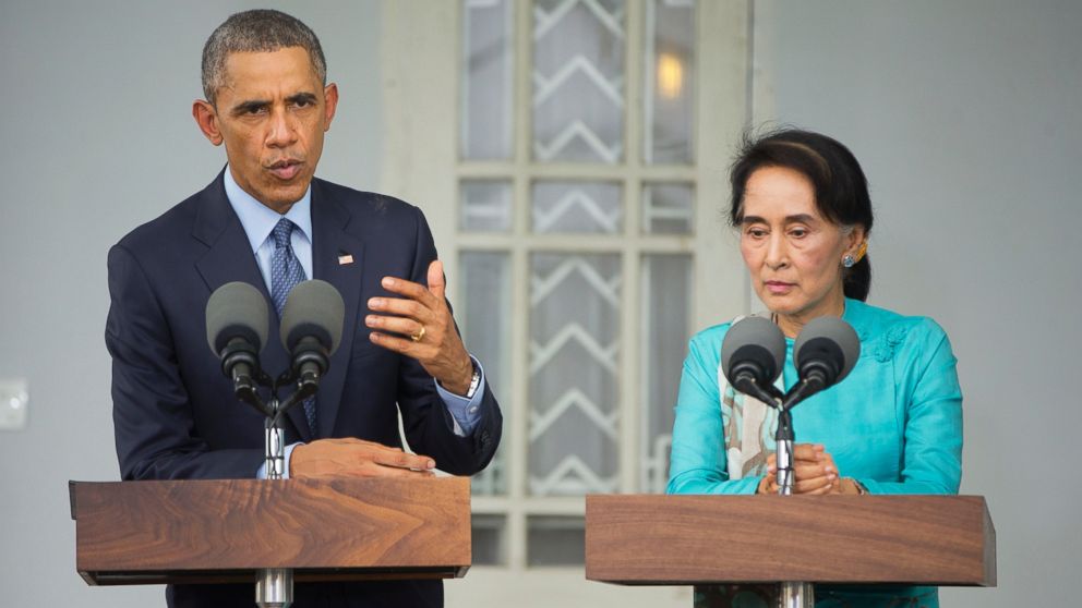 U.S. President Barack Obama, left, with Myanmar's opposition leader Aung San Suu Kyi hold their joint news conference at her home in Yangon, Myanmar, Nov. 14, 2014.