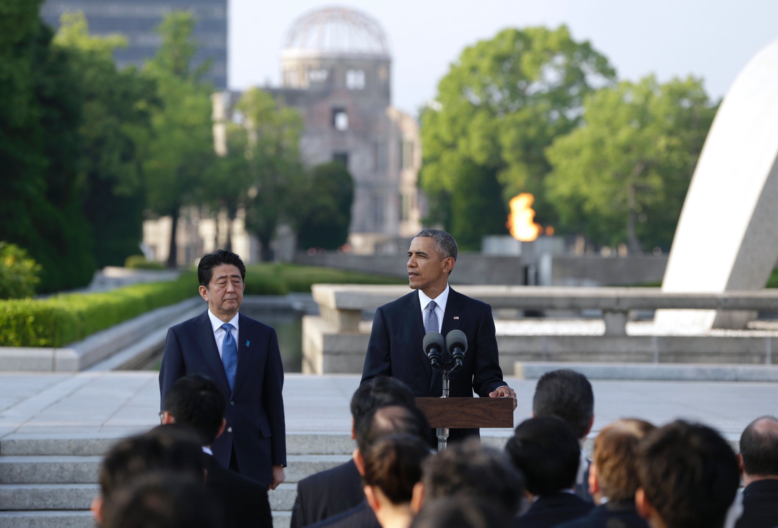 PHOTO: President Barack Obama delivers remarks next to Japanese Prime Minister Shinzo Abe at Hiroshima Peace Memorial Park in Hiroshima, western, Japan, May 27, 2016.