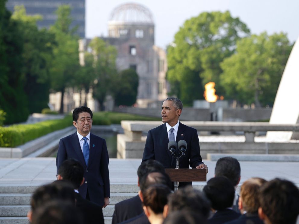 PHOTO: President Barack Obama delivers remarks next to Japanese Prime Minister Shinzo Abe at Hiroshima Peace Memorial Park in Hiroshima, western, Japan, May 27, 2016.