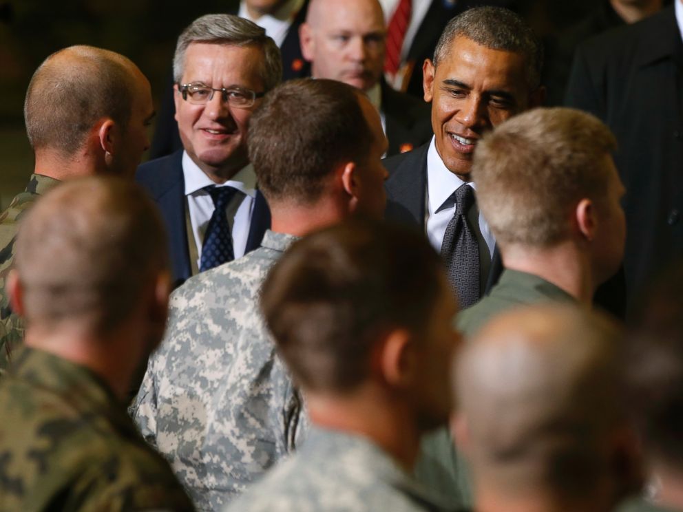 PHOTO: U.S. President Barack Obama and Poland's President Bronislaw Komorowski meet U.S. and Polish troops in Warsaw, Poland, June 3, 2014.