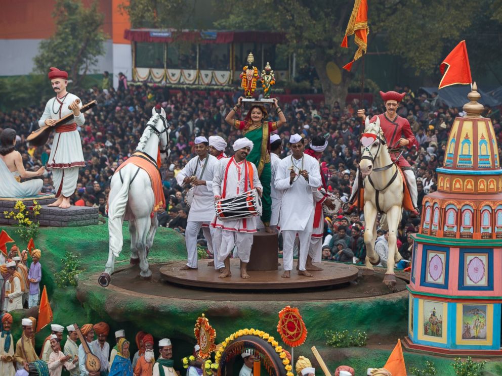 Obama Feted in India At Soggy Parade of Camels, Missiles and Tanks ...