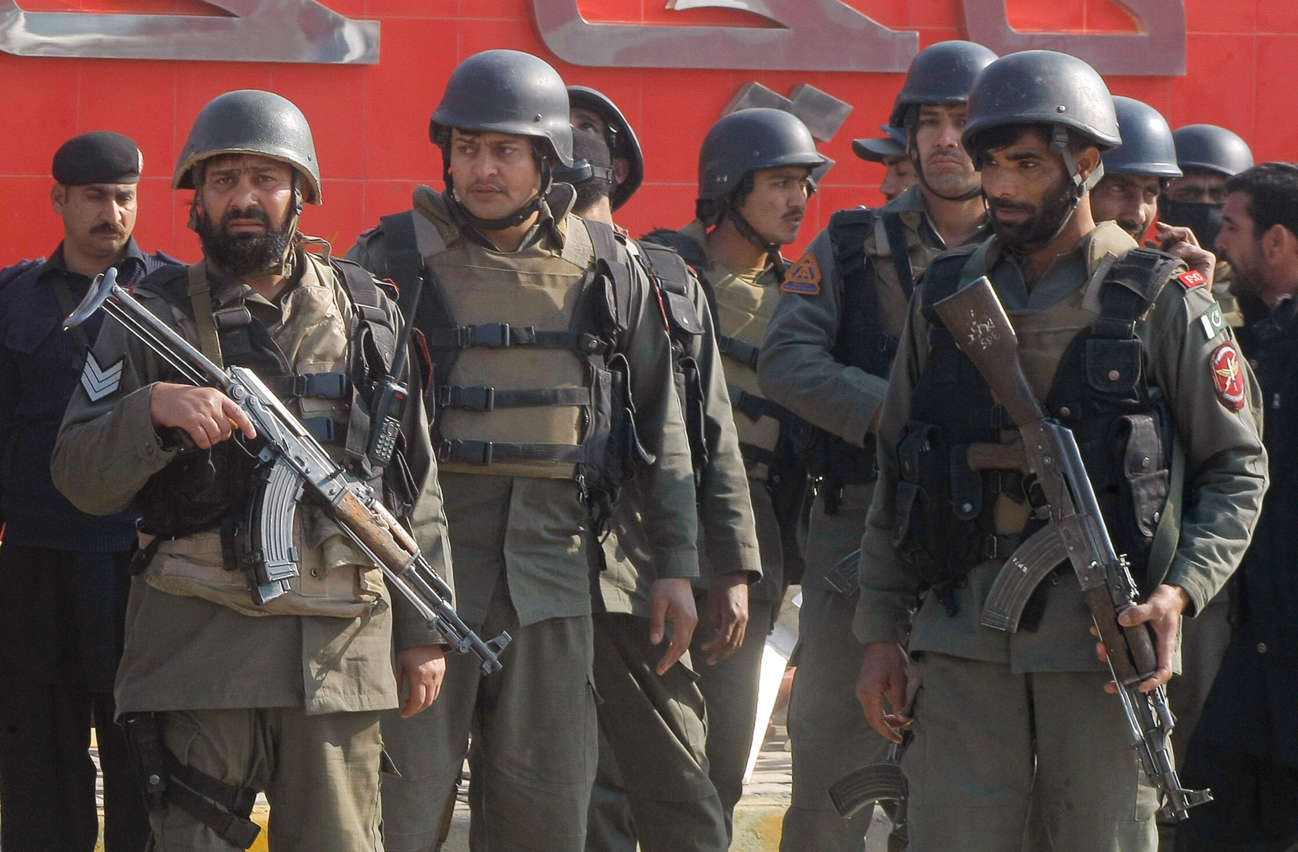 PHOTO: Pakistani troops arrive at Bacha Khan University in Charsadda, Pakistan