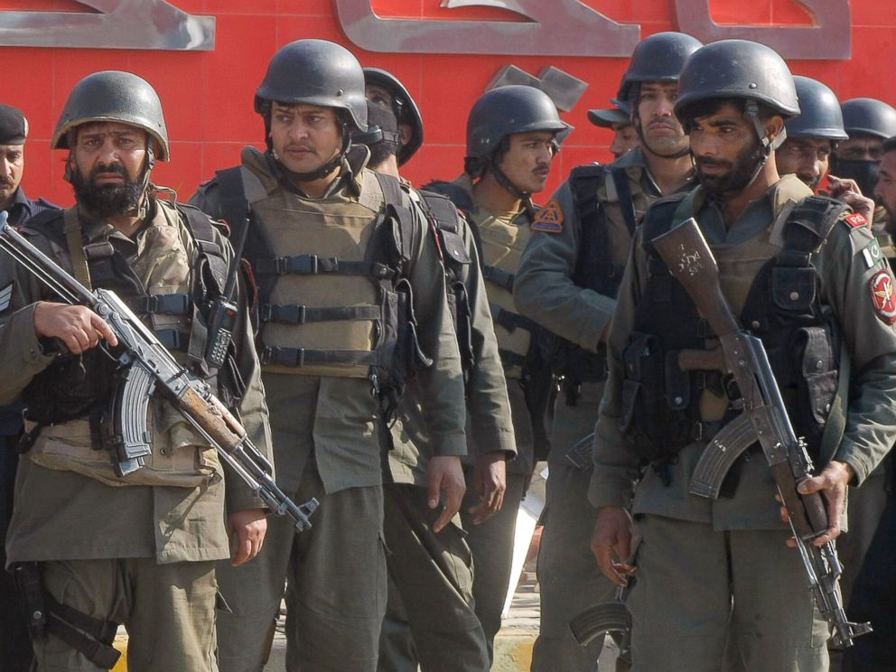 PHOTO: Pakistani troops arrive at Bacha Khan University in Charsadda, Pakistan