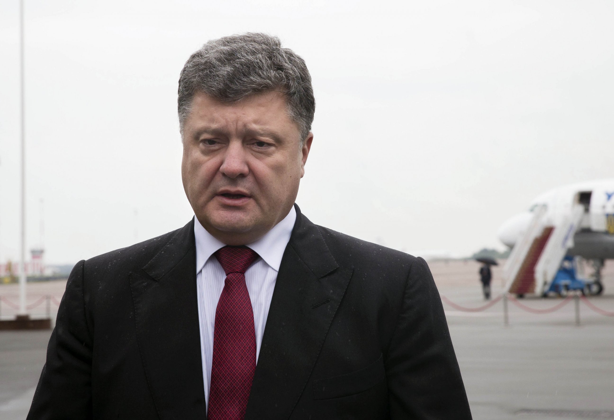 PHOTO: Ukrainian president Petro Poroshenko makes a statement, at Boryspil airport in Kiev, Ukraine, Thursday, Aug. 28, 2014.