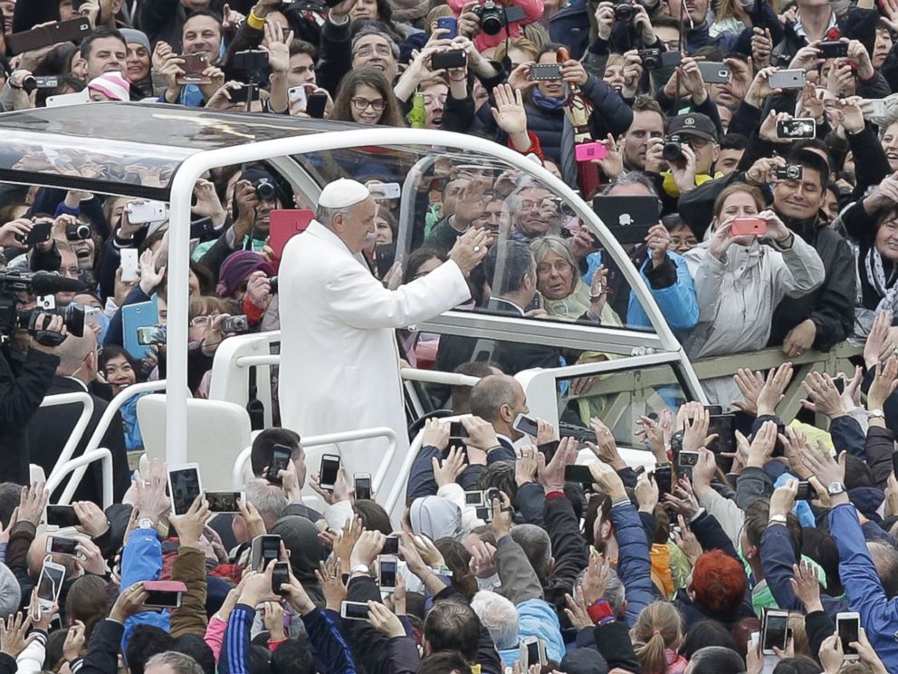 PHOTO:Pope Francis salutes as he arrives for an Easter mass, in St. Peter's square at the Vatican, Sunday, April 5, 2015.