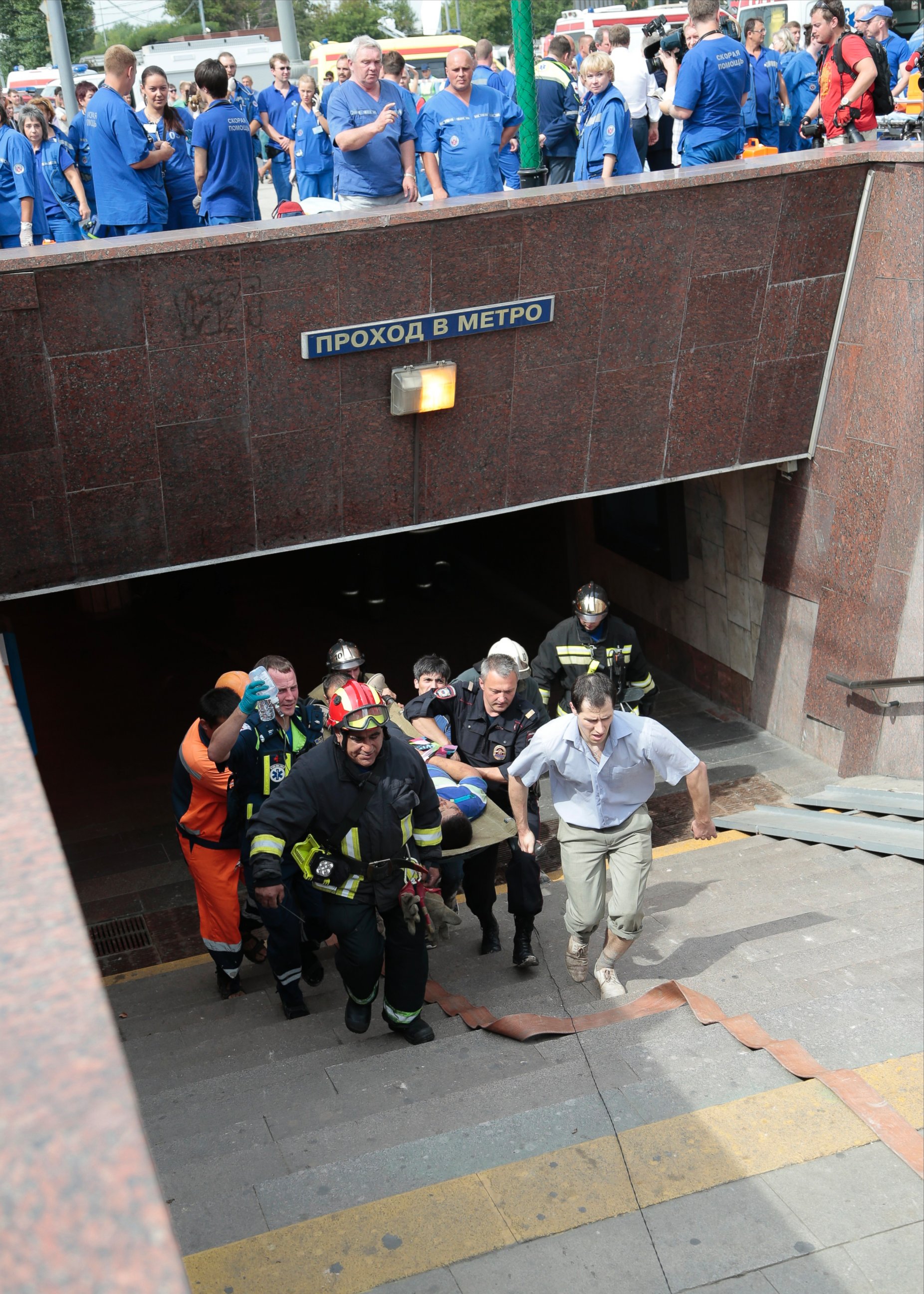 PHOTO: Paramedics, a police officer and a volunteer carry an injured man out from a subway station after a rush-hour subway train derailment in Moscow, Russia, July 15, 2014.