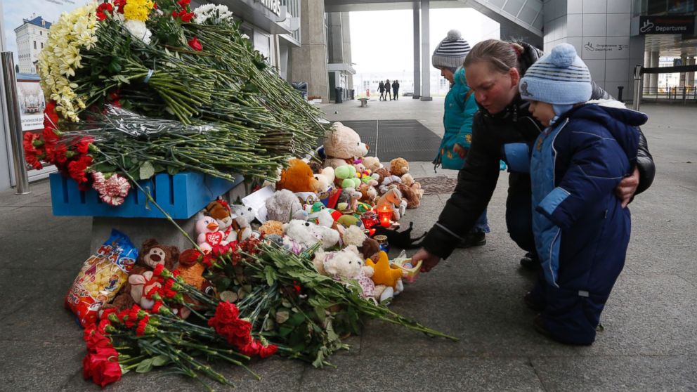 PHOTO: People lay flowers and toys at an entrance of Pulkovo airport outside St.Petersburg, Russia, during a day of national mourning for the plane crash victims, on Sunday, Nov. 1, 2015. 