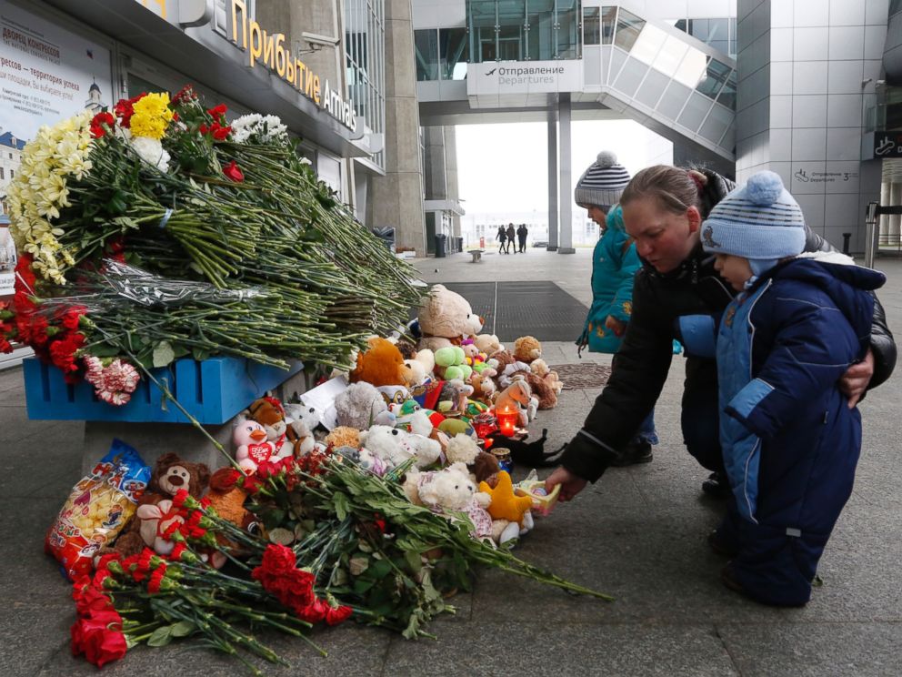 PHOTO: People lay flowers and toys at an entrance of Pulkovo airport outside St.Petersburg, Russia, during a day of national mourning for the plane crash victims, on Sunday, Nov. 1, 2015.