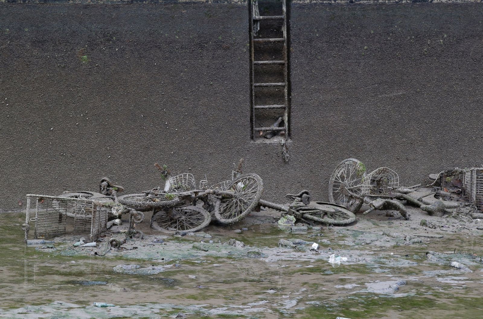 Picture | Lost Objects Rediscovered When Paris Canal Is Drained - ABC News1600 x 1057