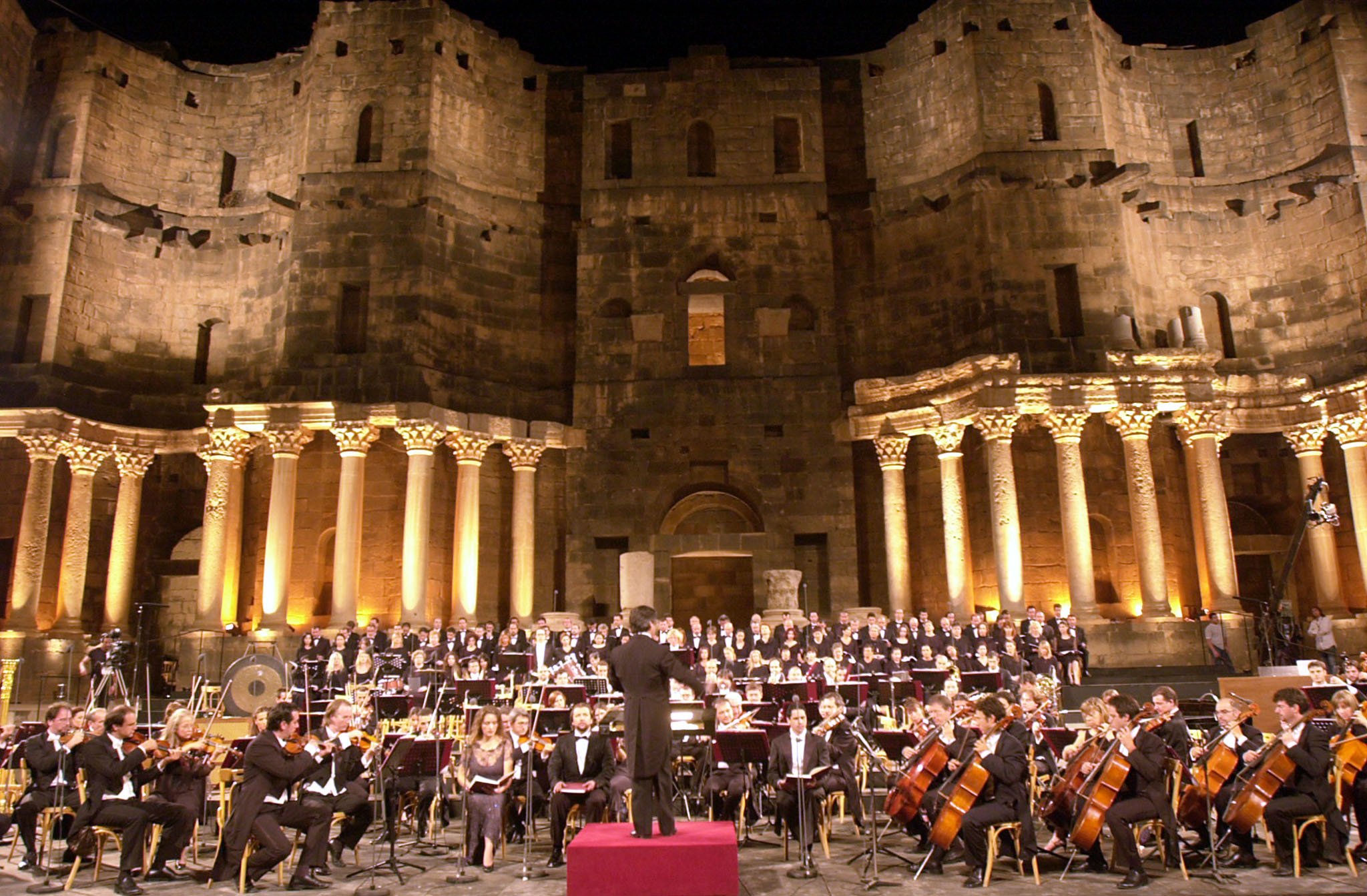 PHOTO:The Italian maestro, Ricardo Muti, leading late Sunday, July 25, 2004, more than 300 singers and musicians at the roman Bosra stadium, which was built 2,000 years ago in Daraa province, south of Damascus and accommodates some 16,000 people.  