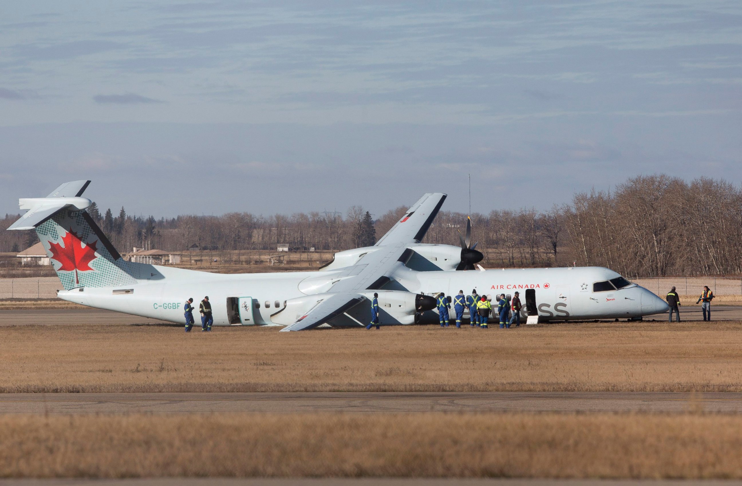 PHOTO: Investigators look over the scene of an Air Canada passenger plane after it had rough landing in Edmonton, Alberta on Friday, Nov. 7, 2014.