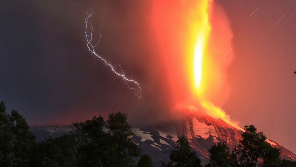PHOTO: The Villarica volcano erupts near Pucon, Chile, March 3, 2015.