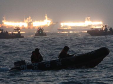 PHOTO: Searchers and divers look for people believed to have been trapped in the sunken ferry Sewol in the water off the southern coast near Jindo, south of Seoul, South Korea, April 22, 2014.