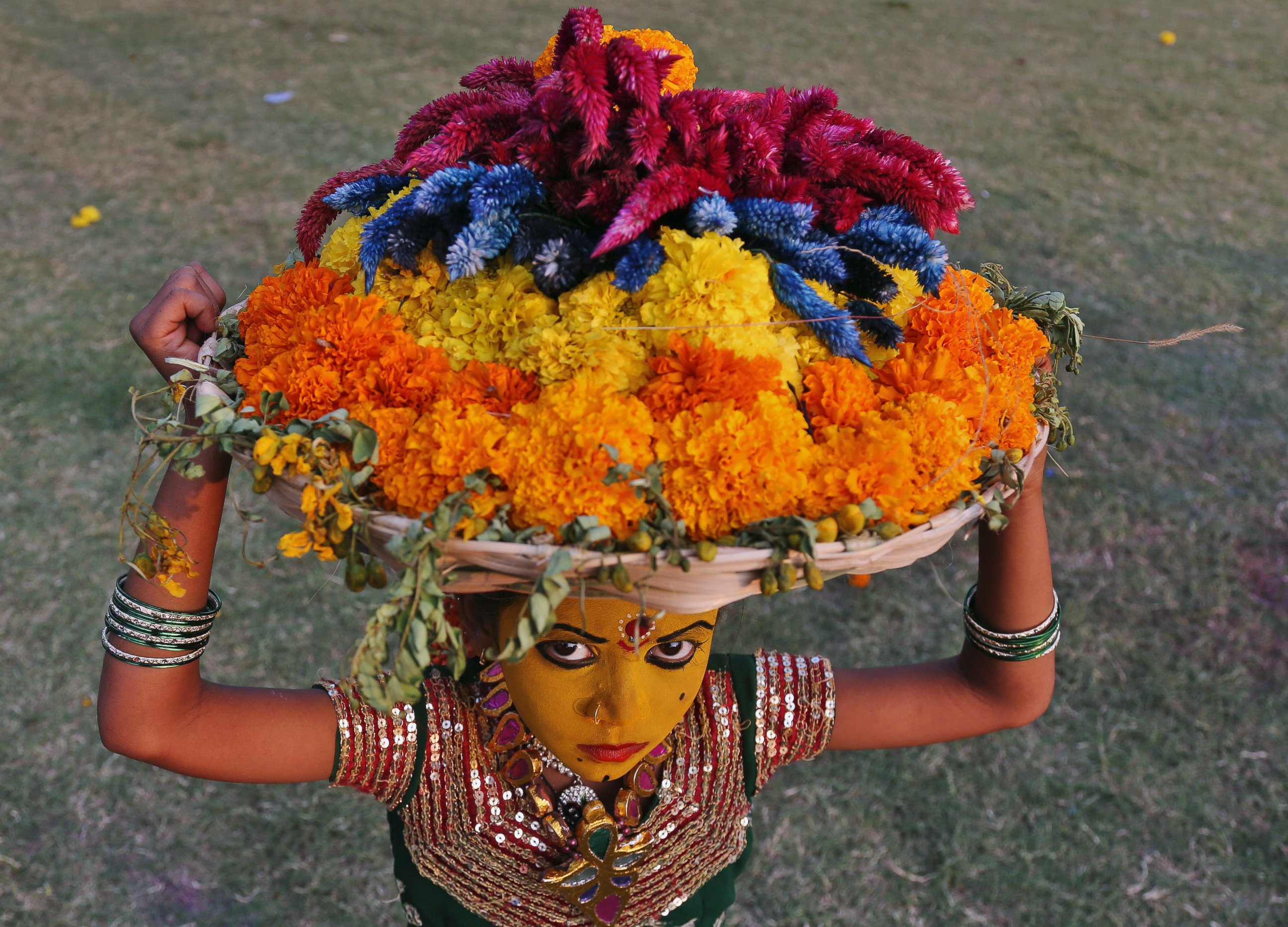 Цветы на индийском языке. Удивительная Индия. Цветы Индии. Индия необычная. Индийские цветы на голову.