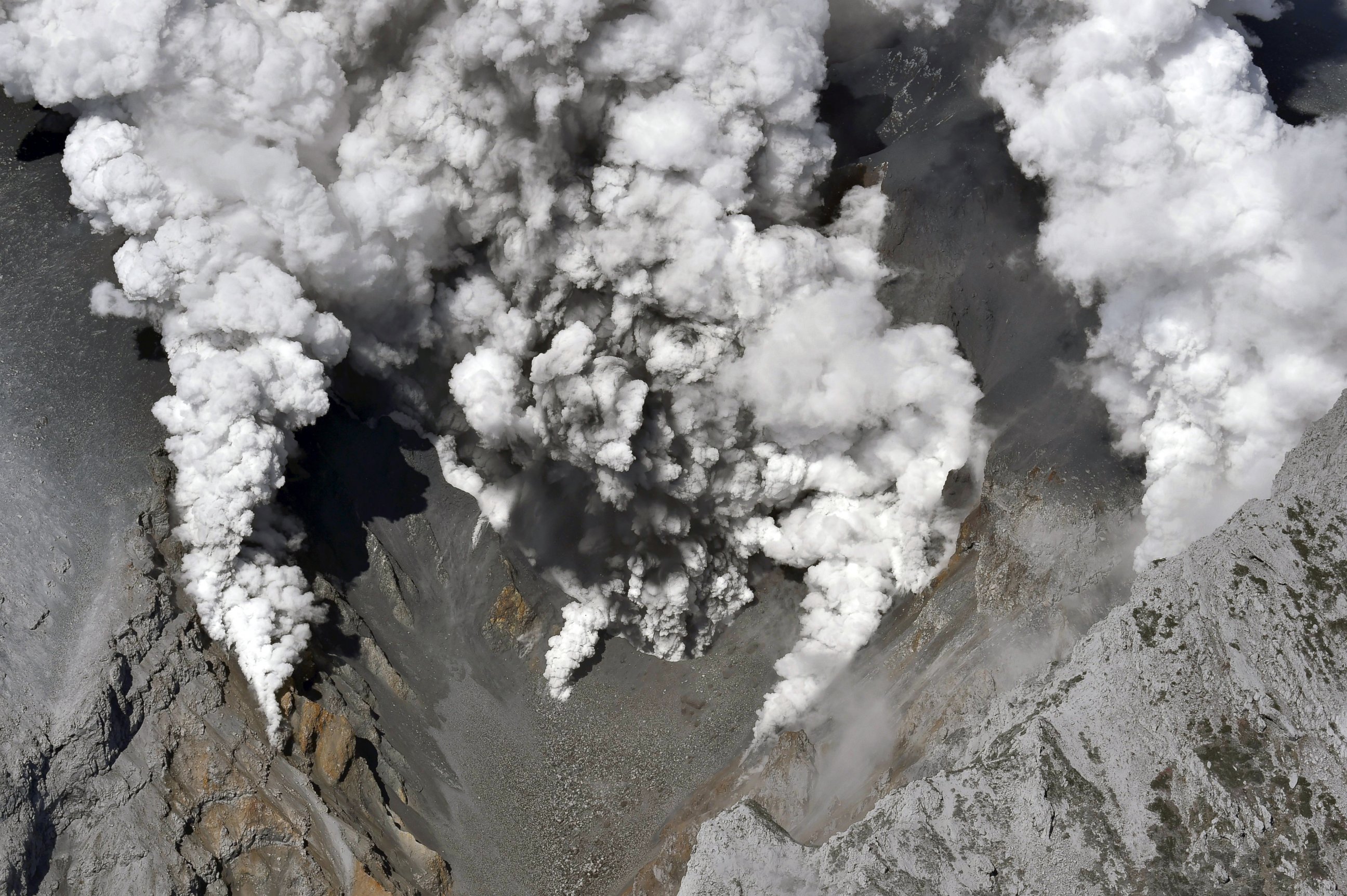 PHOTO: Dense fumes are spewed out from several spots on the slope of Mt. Ontake as the volcano erupts in central Japan, Sept. 27, 2014. 