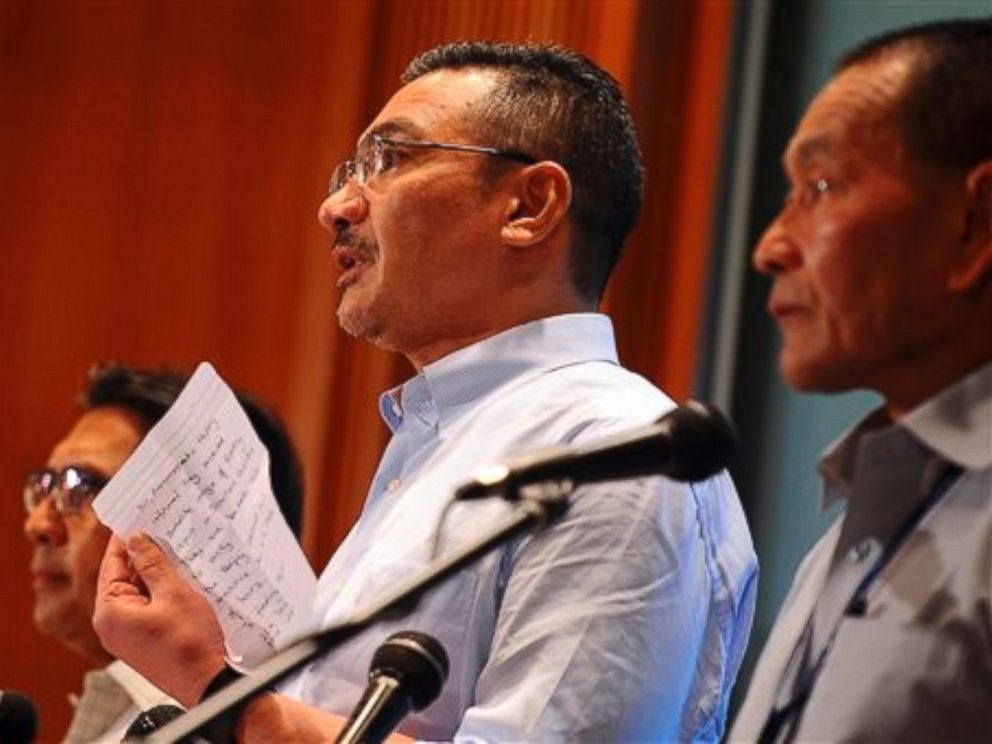 PHOTO: Malaysian Defense Minister Hishammuddin Hussein, center, shows a note from Chinese Ambassador to Malaysia Huang Huikang stating that they received a recent satellite image during a search for missing Malaysia Airlines flight MH370.