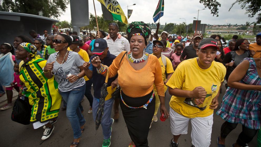 Nelson Mandela Mourners Outside Home Celebrate His Life - ABC News