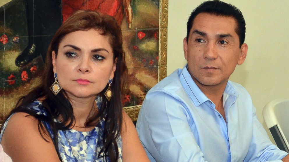 PHOTO: In this May 8, 2014 file photo, the mayor of the city of Iguala, Jose Luis Abarca, right, and his wife Maria de los Angeles Pineda Villa meet with state government officials in Chilpancingo, Mexico.