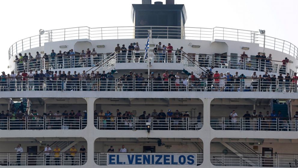 PHOTO:Refugees and migrants arrive from the northeastern Greek island of Lesbos to the Athens' port of Piraeus, Sept. 4, 2015.