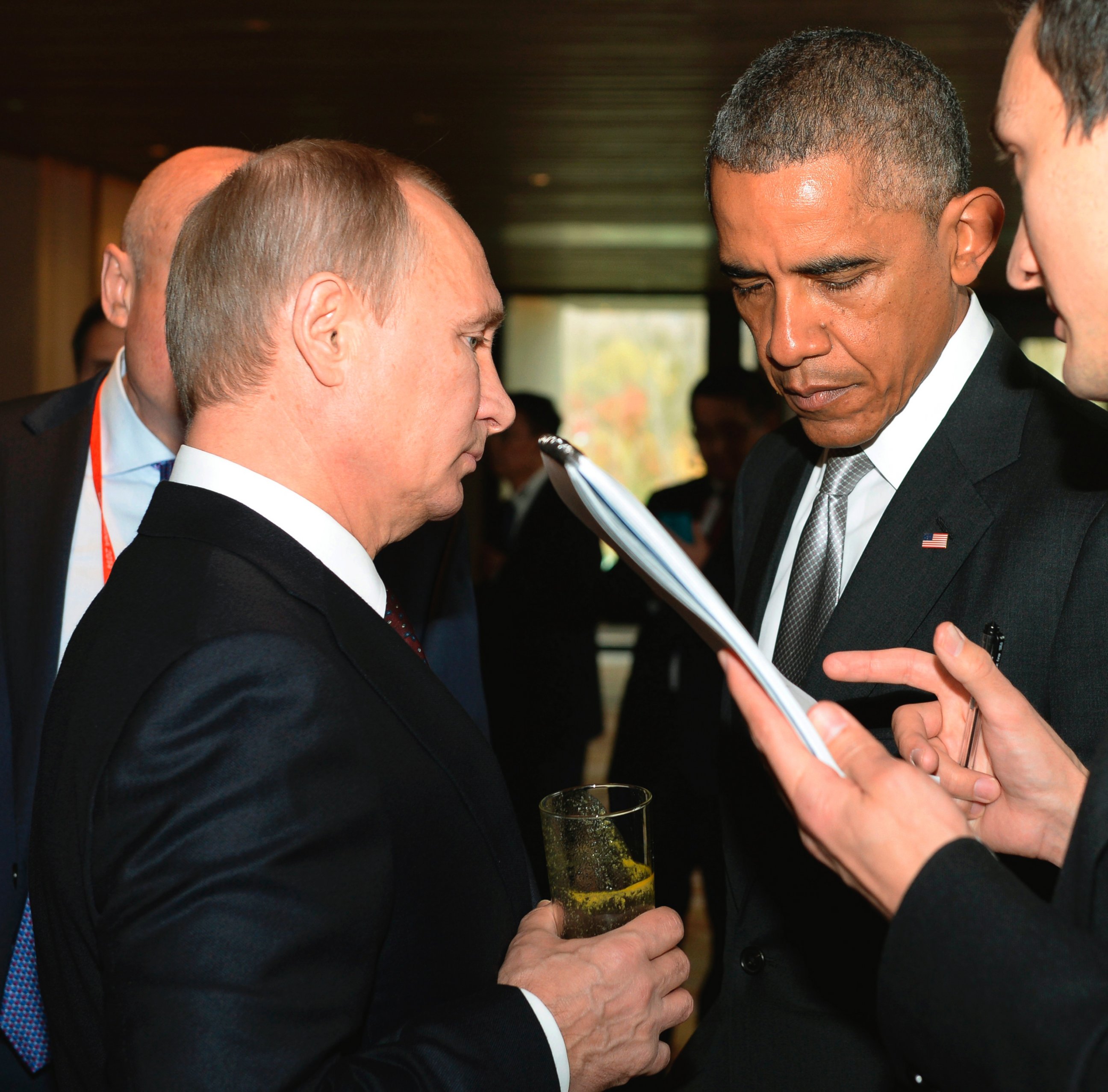 PHOTO: Russian President Vladimir Putin, left, and President Barack Obama, center, talk on the sidelines of the Asia-Pacific Economic Cooperation (APEC) Summit, Nov. 11, 2014 in Beijing.