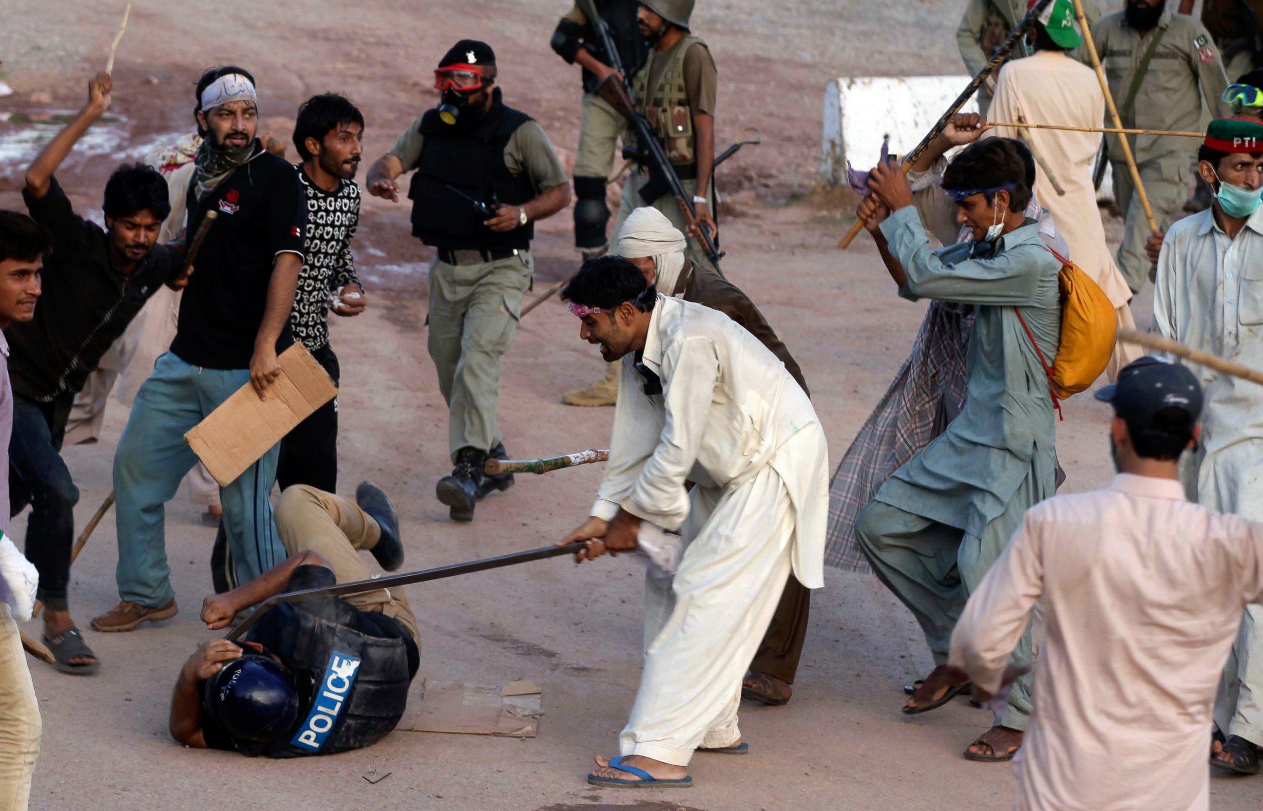 PHOTO: Pakistani protesters beat a police officer during a clash in Islamabad, Pakistan, Sept. 1, 2014. 