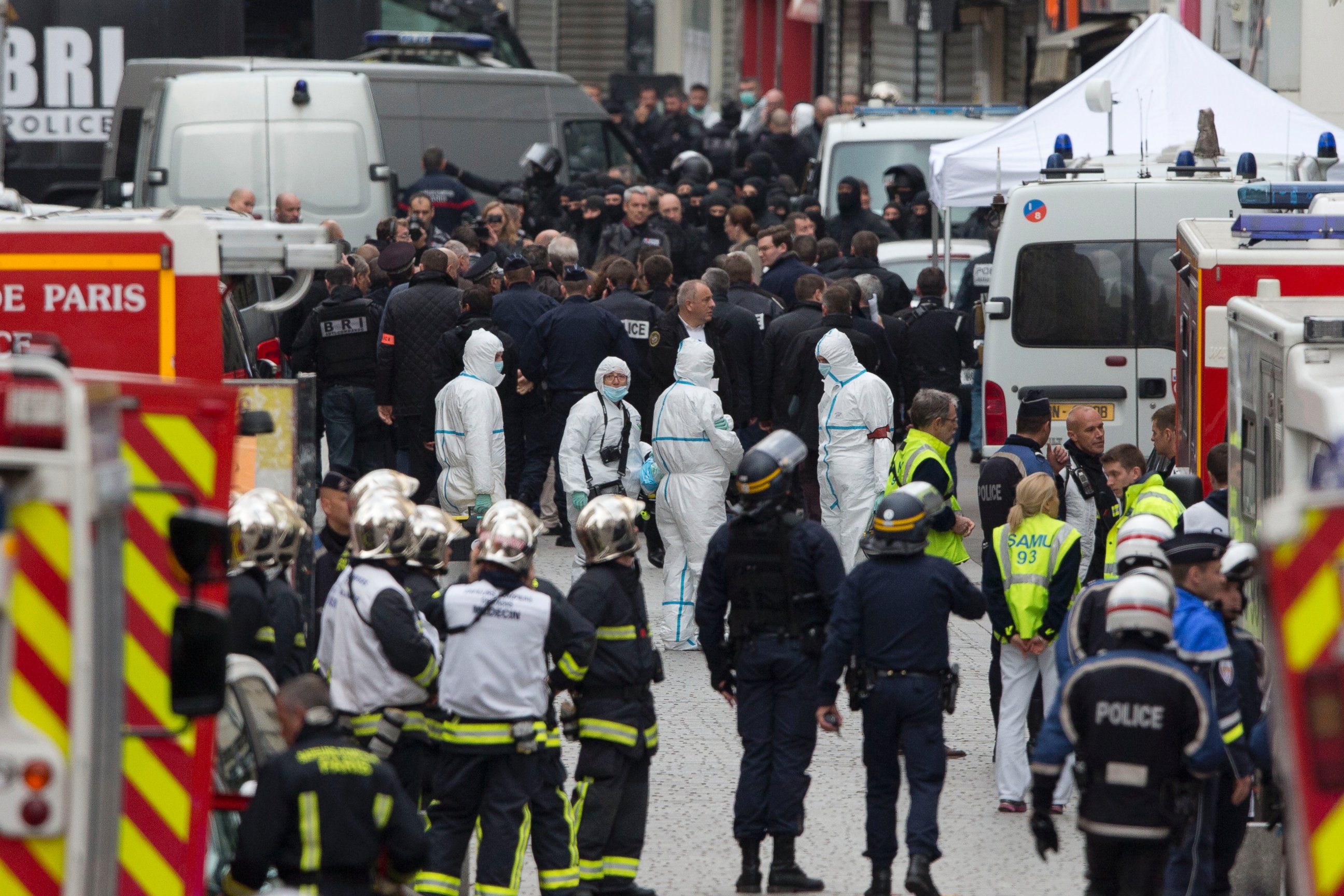 PHOTO: Forensic experts in white suits wait for a go ahead after an operation of security forces against a group of extremists in Saint Denis, near Paris, Nov. 18, 2015. 