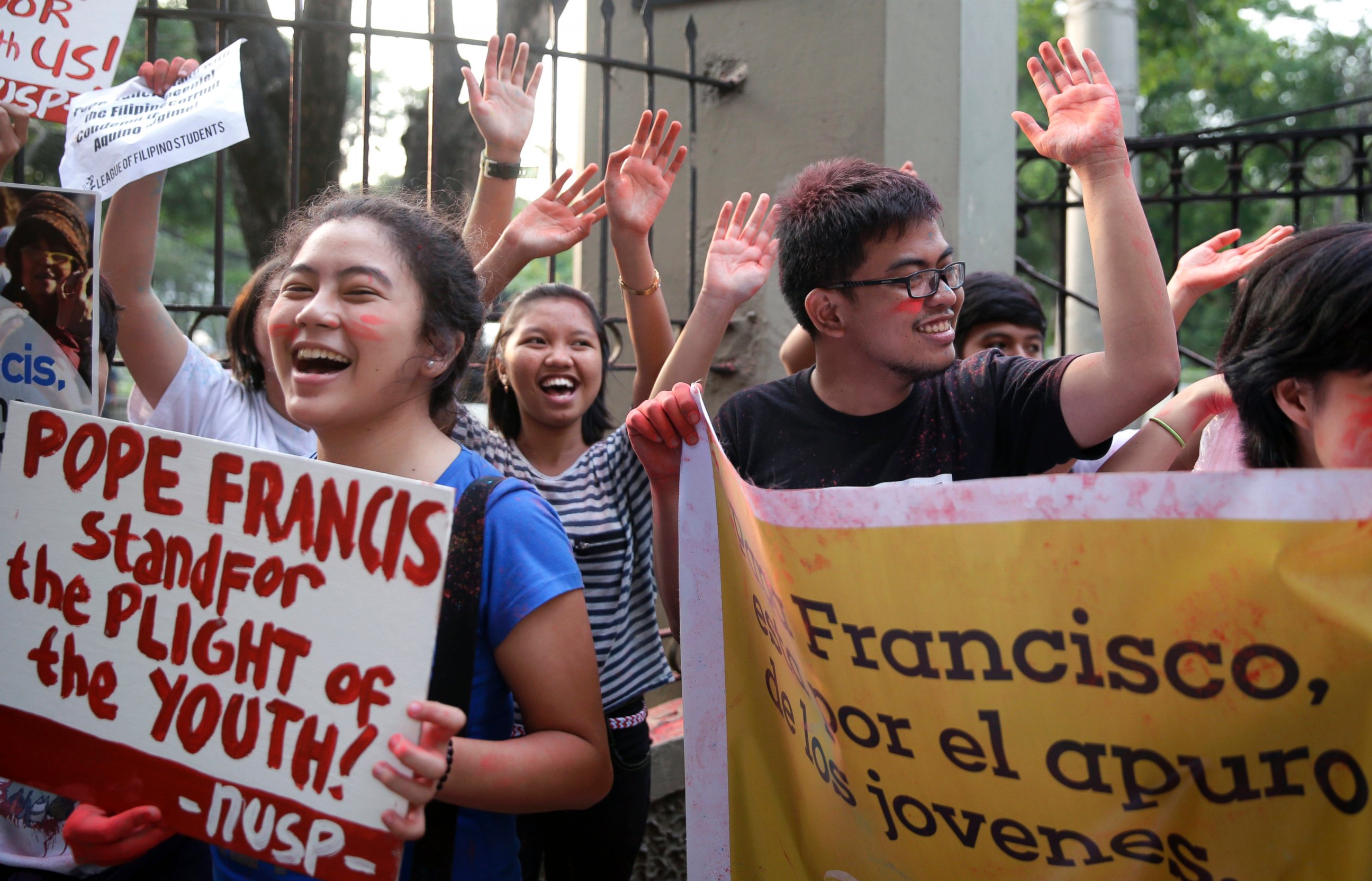PHOTO: Youth and students shout "Welcome Pope Francis" after throwing colored powder in the air at the start of the countdown to welcome the Pontiff, Jan. 14, 2015 in Manila, Philippines.