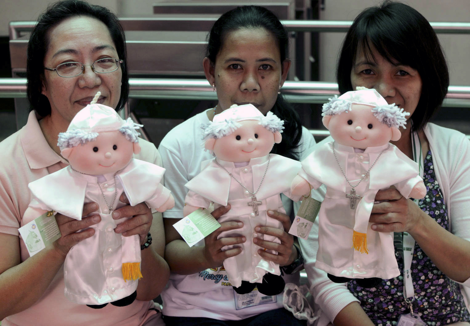 PHOTO: Filipino devotees hold limited edition Pope Francis dolls that are sold by the De La Salle University in Manila, Philippines, Jan. 14, 2015.