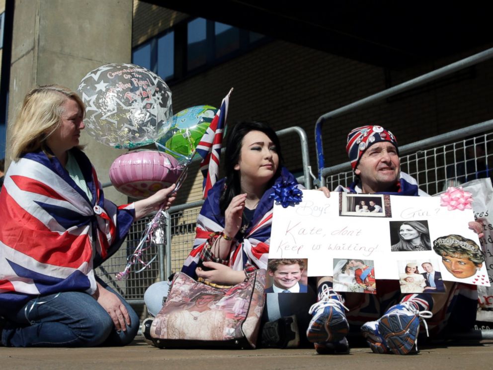 PHOTO: Royal fans Maria Scott, left Amy Thompson and John Loughrey wait outside the Lindo Wing at St Marys Hospital in London, April 20, 2015.