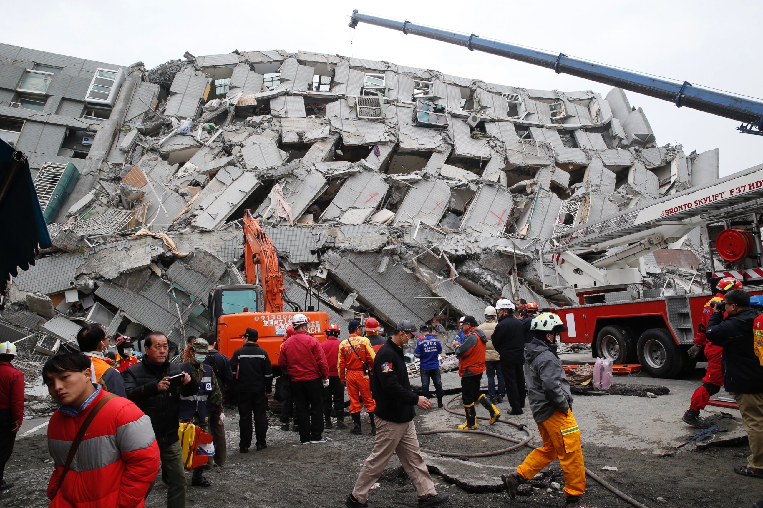 PHOTO: Rescue workers search a collapsed building from an early morning earthquake in Tainan, Taiwan, Feb. 6, 2016.