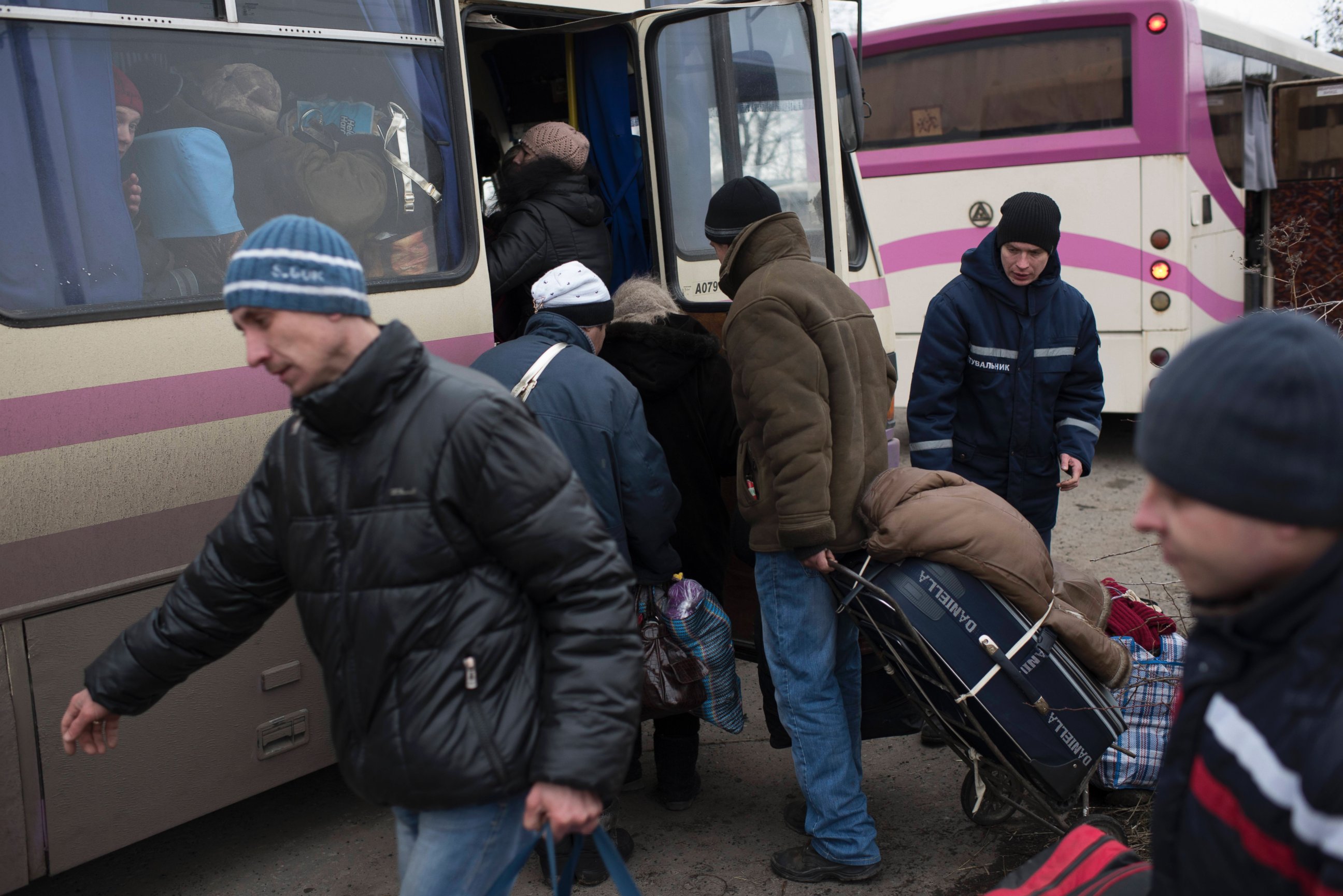 PHOTO: Civilians board a bus near Artemivsk, eastern Ukraine, Feb. 5, 2015, as people are evacuated from Debaltseve.
