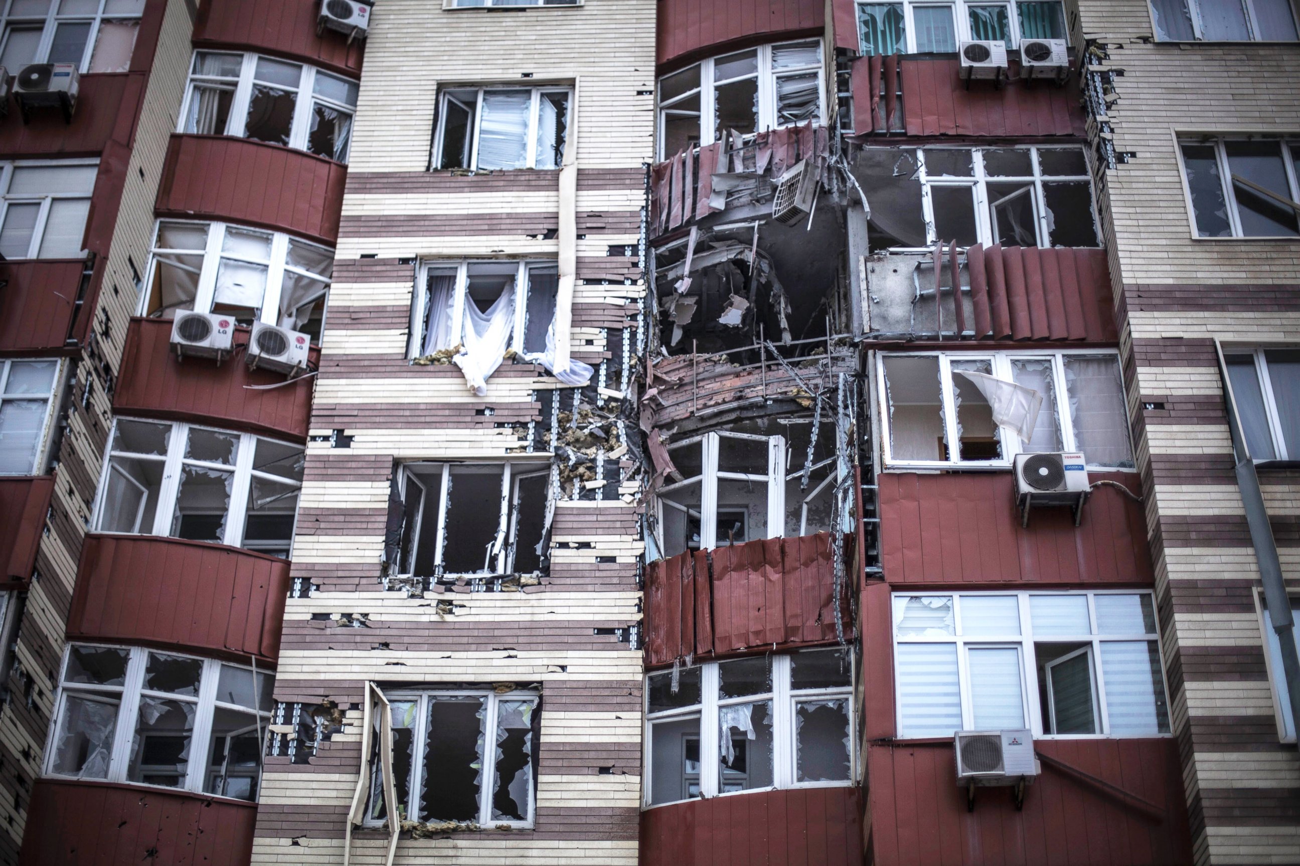 Повреждение здания. Донецк многоэтажка артобстрел. Донецк разрушенный жилой дом после обстрела. Разрушенные дома в Донецке. Обстрелянный дом многоэтажка Донецк.