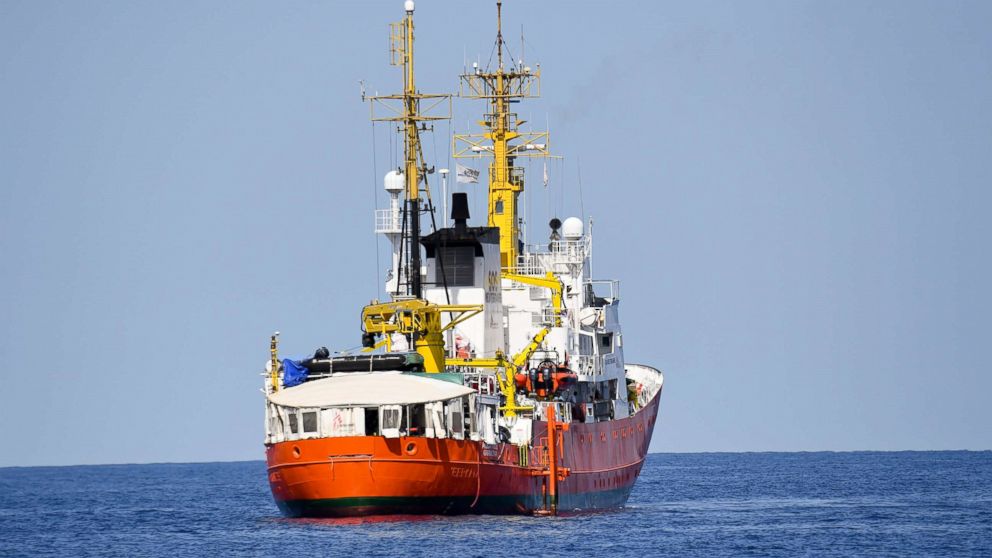 Dozens of distressed migrants in limbo after Panama withdraws rescue ...