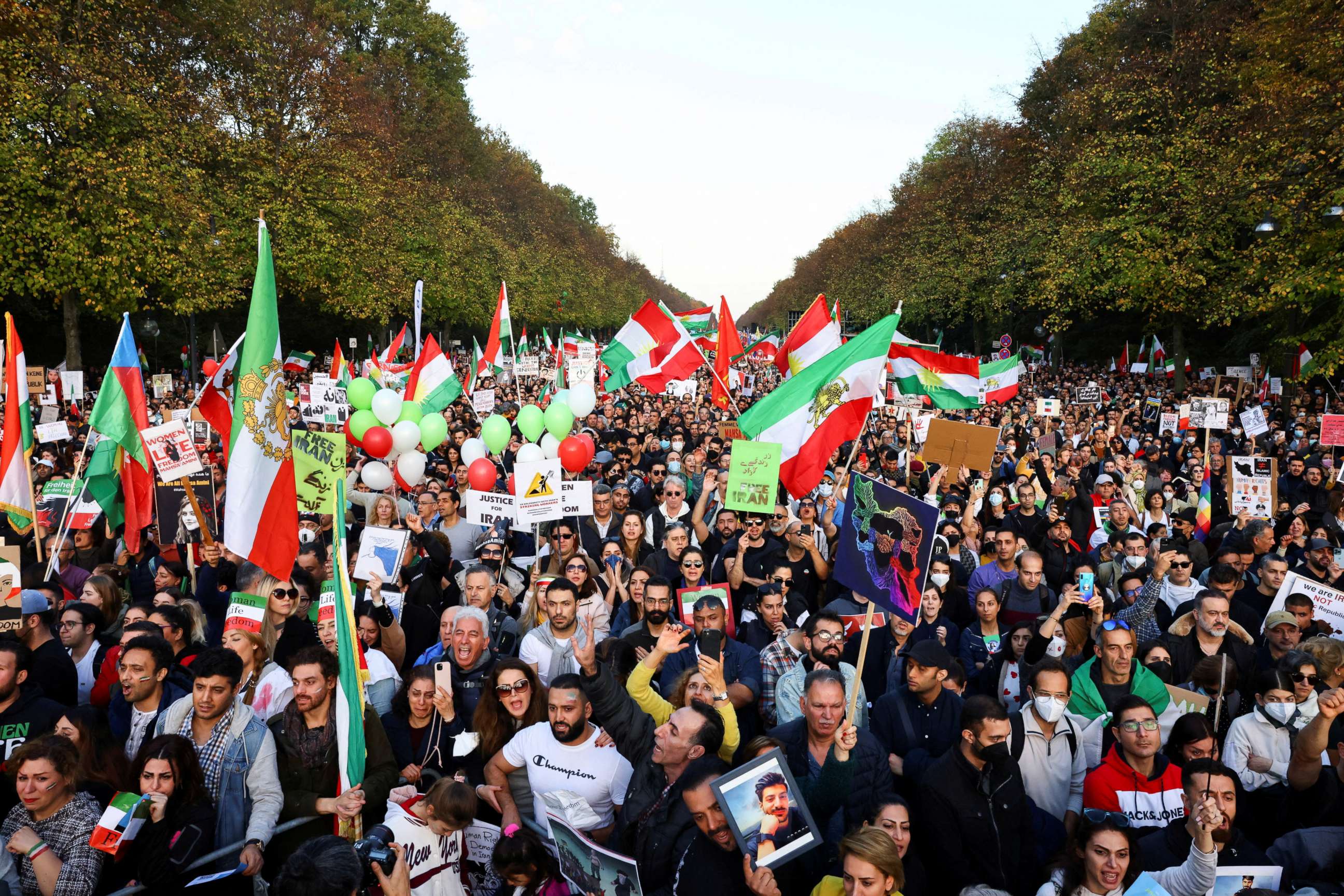 FILE PHOTO: Demonstrators protest following the death of Mahsa Amini in Iran, in Berlin, Germany, October, 22, 2022. REUTERS/Christian Mang/File Photo