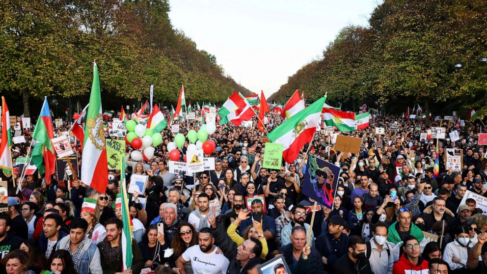 FILE PHOTO: Demonstrators protest following the death of Mahsa Amini in Iran, in Berlin, Germany, October, 22, 2022. REUTERS/Christian Mang/File Photo