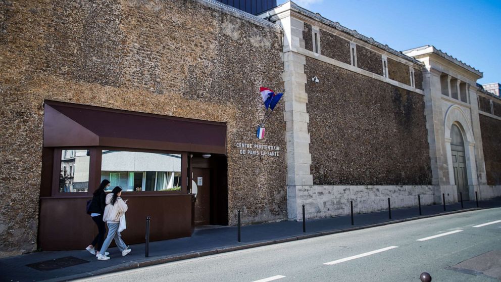 FOTO: Una vista exterior de la 'Prison de la Sante', un centro penitenciario donde Jean-Luc Brunel fue encontrado muerto en su celda, en París, el 19 de febrero de 2022.