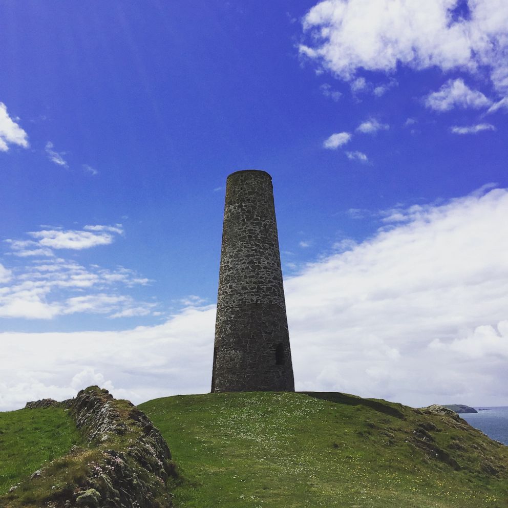 PHOTO: Daymark Watch Tower in Cornwall, England