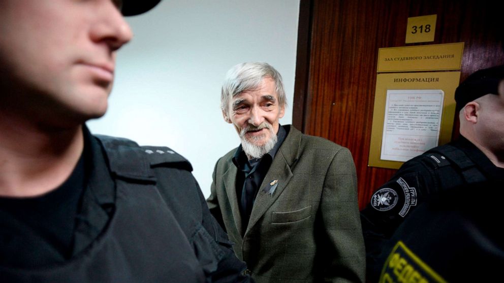 Russia jails historian who uncovered Stalin mass graves for 13 years thumbnail