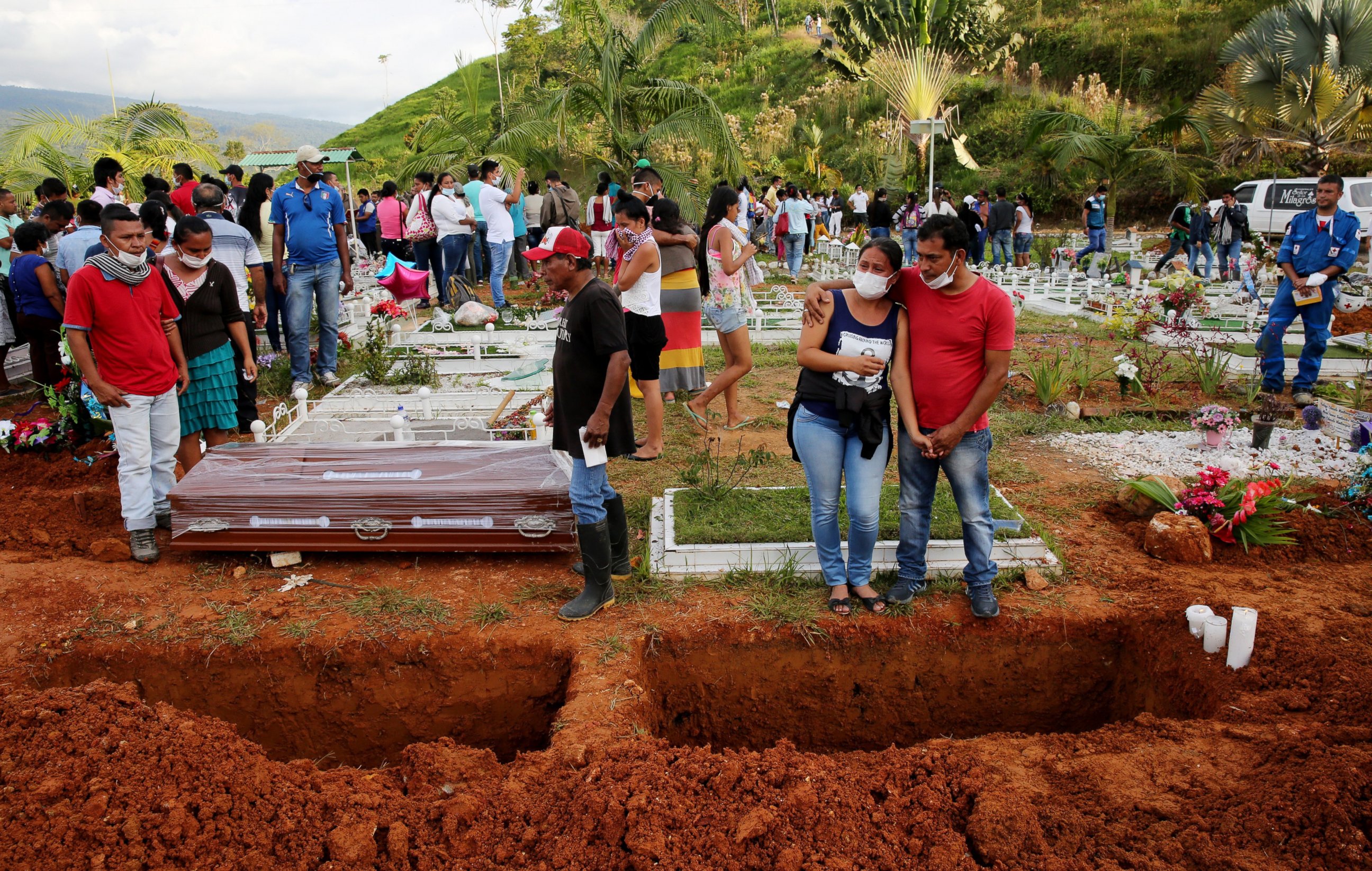 PHOTO: People attend a mass funeral after a mudslide hit Mocoa, Colombia, on April 3, 2017. 