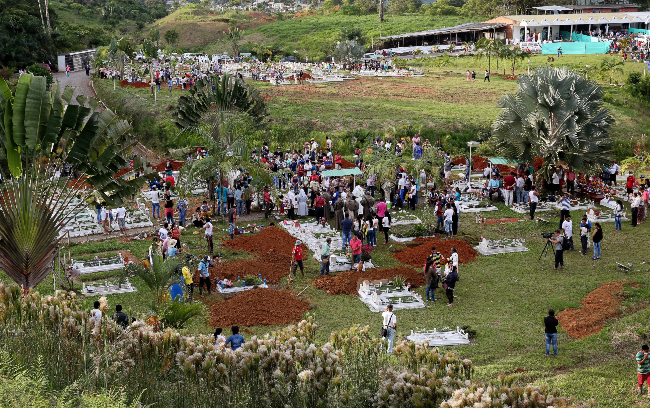 PHOTO: People mourn loved ones at a mass funeral after a mudslide hit Mocoa, Colombia, on April 3, 2017. 