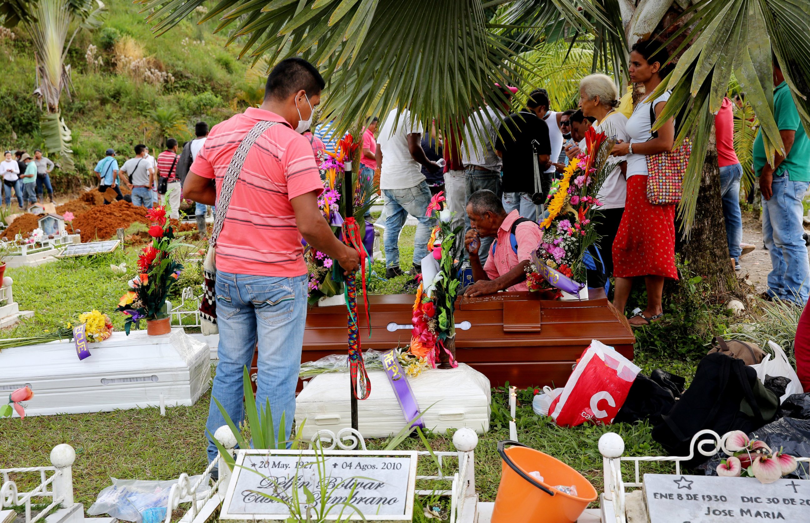 PHOTO: People mourn loved ones at a mass funeral after a mudslide hit Mocoa, Colombia, on April 3, 2017. 