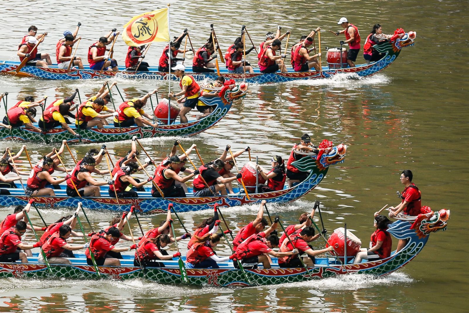 Окинавские традиционные соревнования двенадцатиместных лодок Итоман