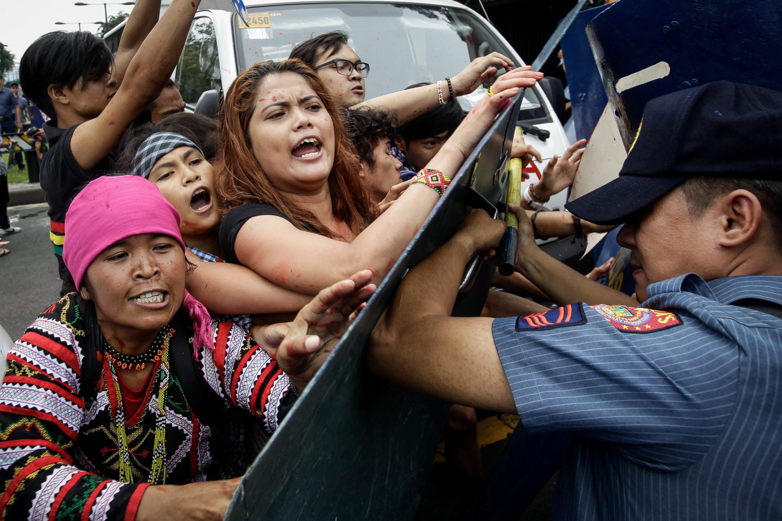 PHOTO: Filipino protesters scuffle with police during a protest in front of the U.S. Embassy in Manila, Philippines, on Oct. 19, 2016. 