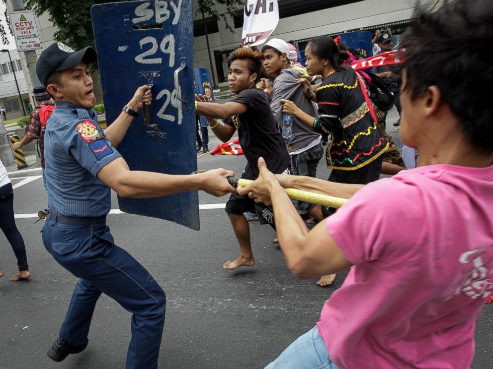 PHOTO: Filipino protesters scuffle with police in front of the U.S. Embassy in Manila, Philippines, on Oct. 19, 2016. 