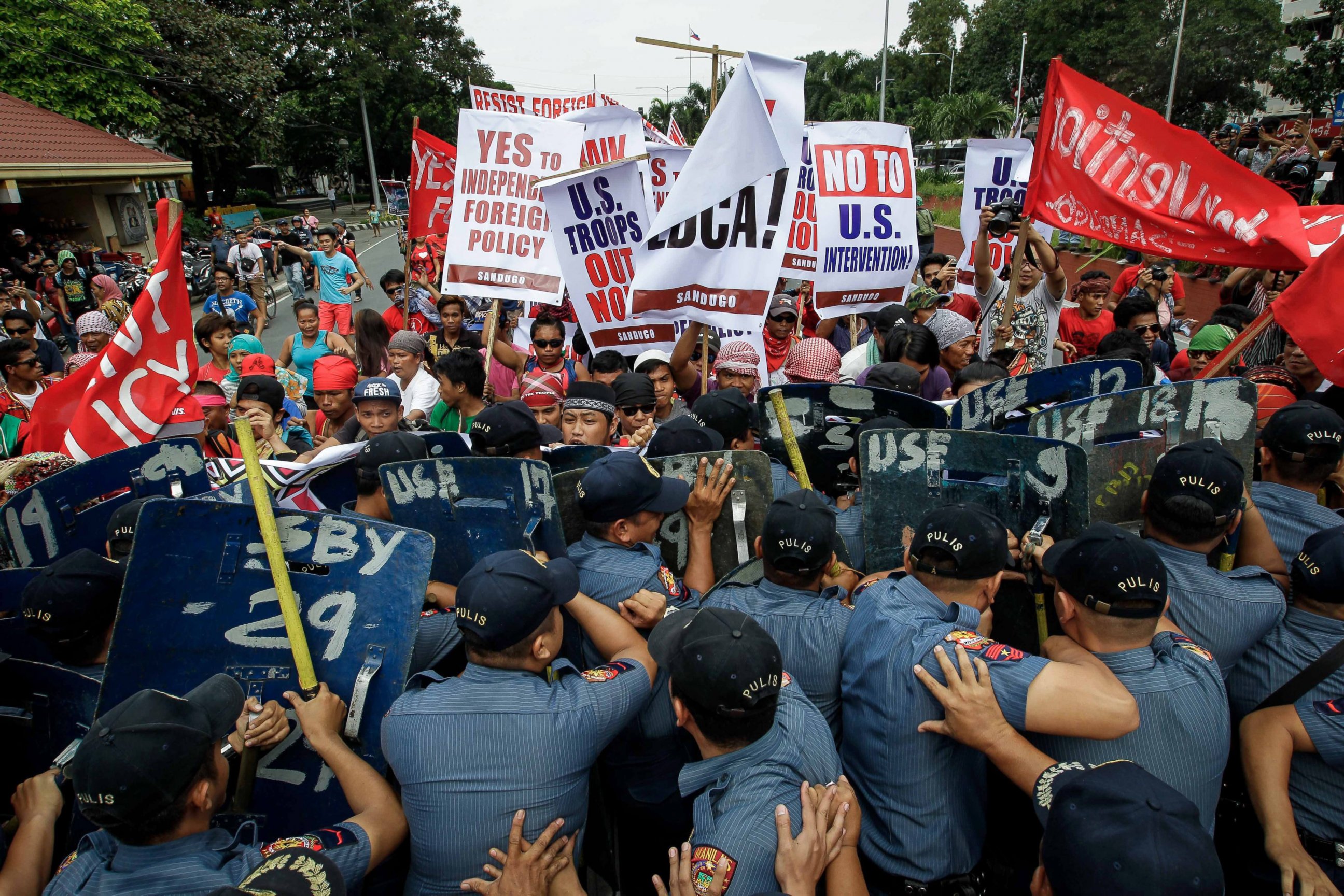 PHOTO: Filipino protesters scuffle with police in front of the U.S. Embassy in Manila, Philippines, on Oct. 19, 2016. 
