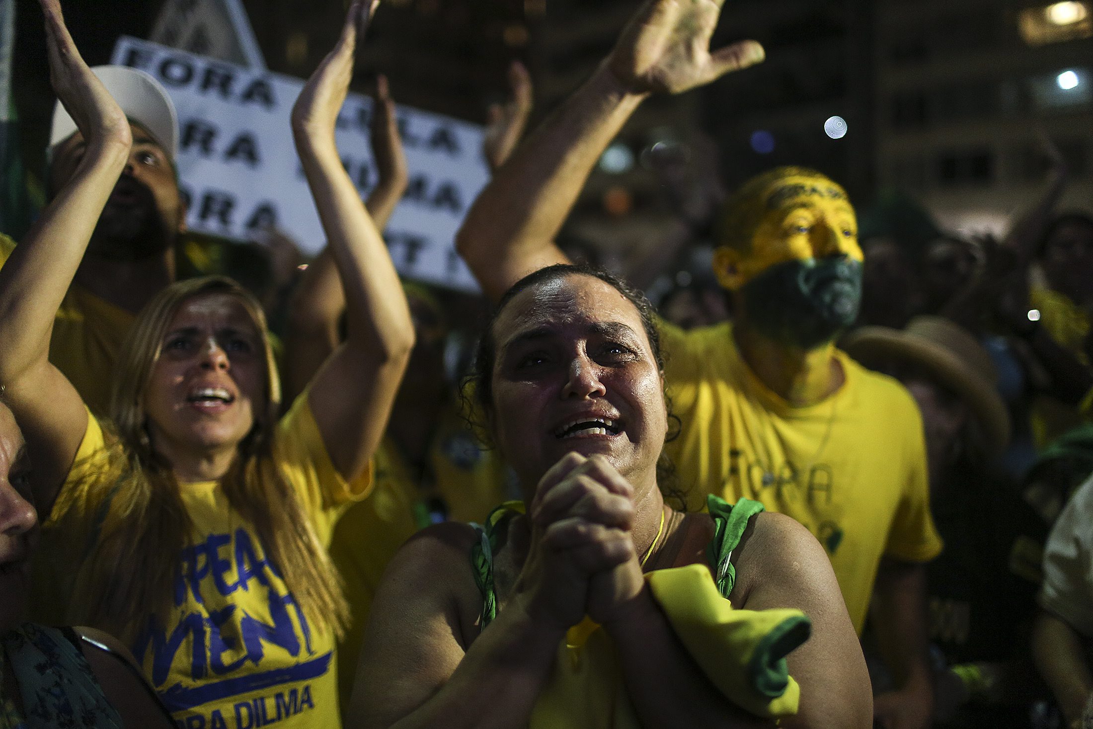 PHOTO: Brazilian citizens celebrate the result of the vote in the Lower House concerning the impeachment proceedings for Brazilian President Dilma Rousseff in Rio de Janeiro, April 17, 2016.