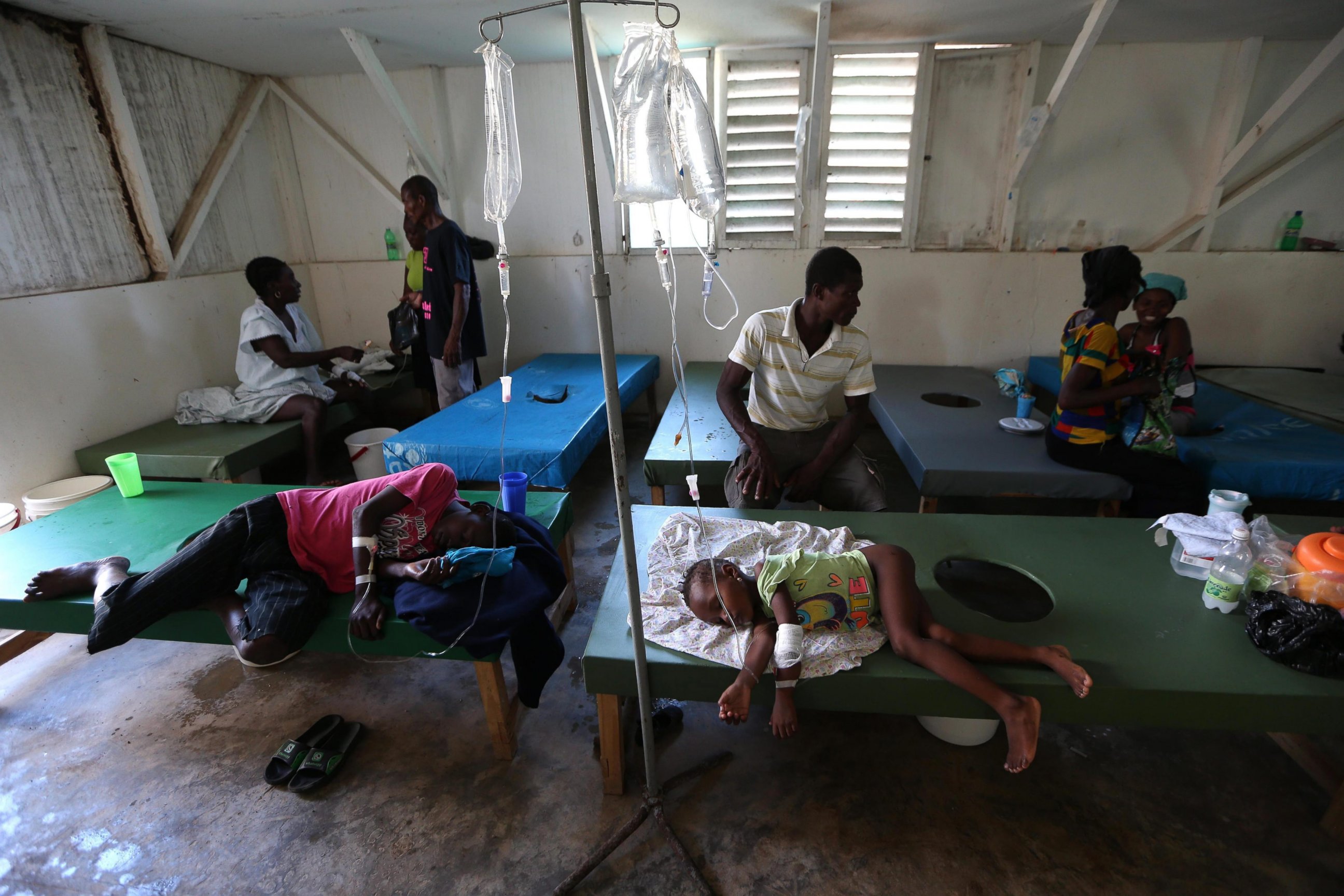 PHOTO: People with cholera symptoms receive medical care in Saint Antoine hospital in Jeremie, Haiti, Oct.13,  2016.