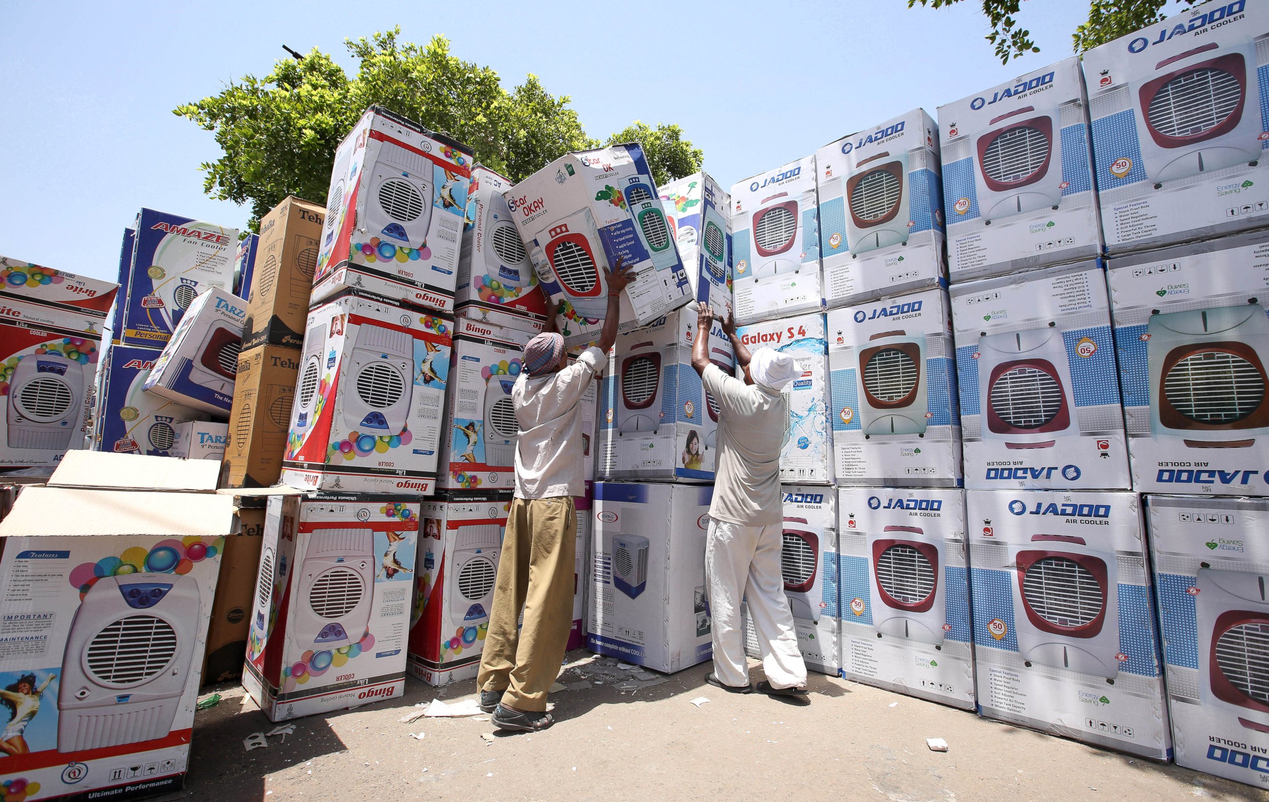 PHOTO: Indian laborers prepare air coolers for sale as temperature rises in New Delhi, May 27, 2015.