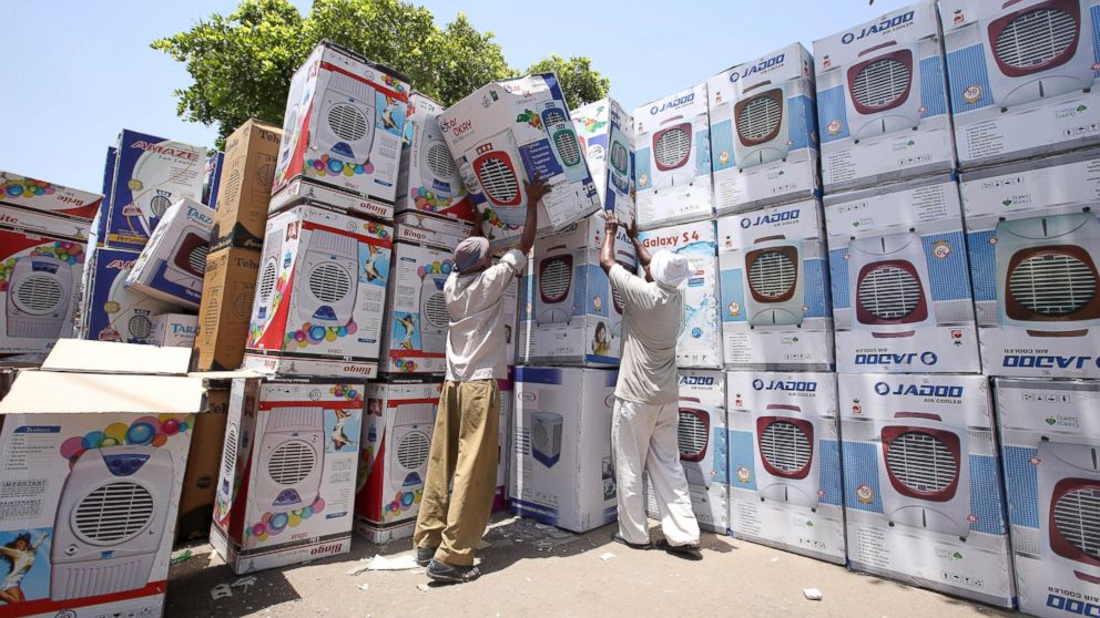 PHOTO: Indian laborers prepare air coolers for sale as temperature rises in New Delhi, May 27, 2015.